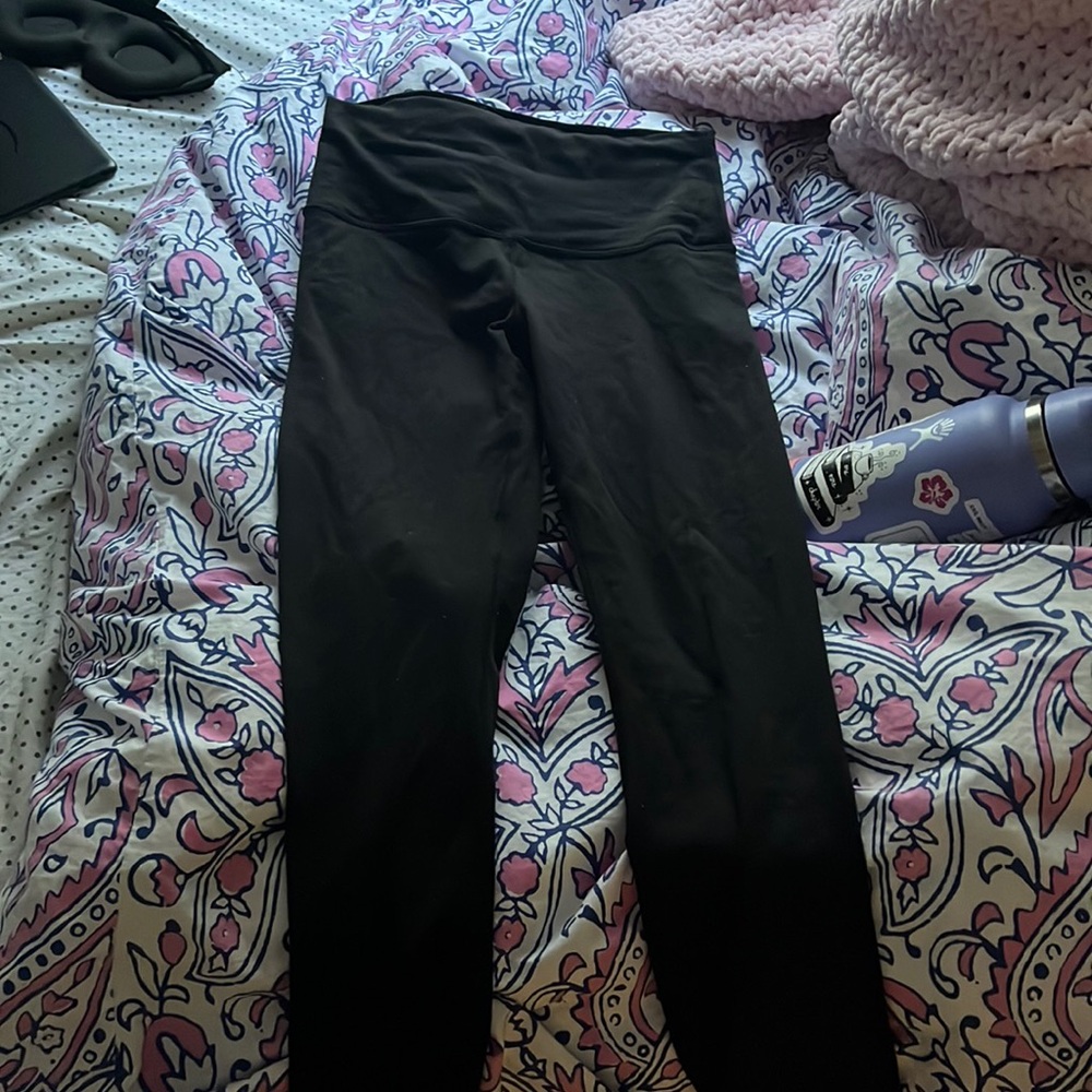Wunder under black Lululemon leggings